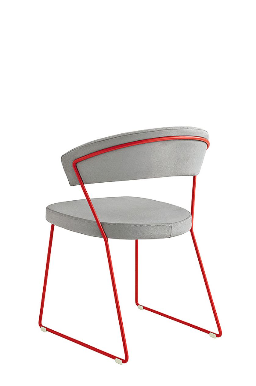 New York – metalowa rama i siedzisko ze skóry powlekanej fibrą, od ok. 980 zł, CALLIGARIS