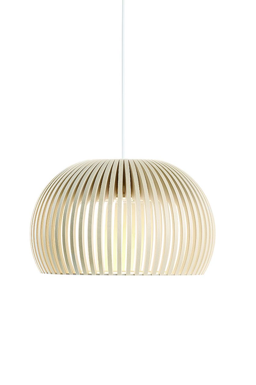 Proste, ale efektowne żyrandole, kinkiety i lampy na stół.