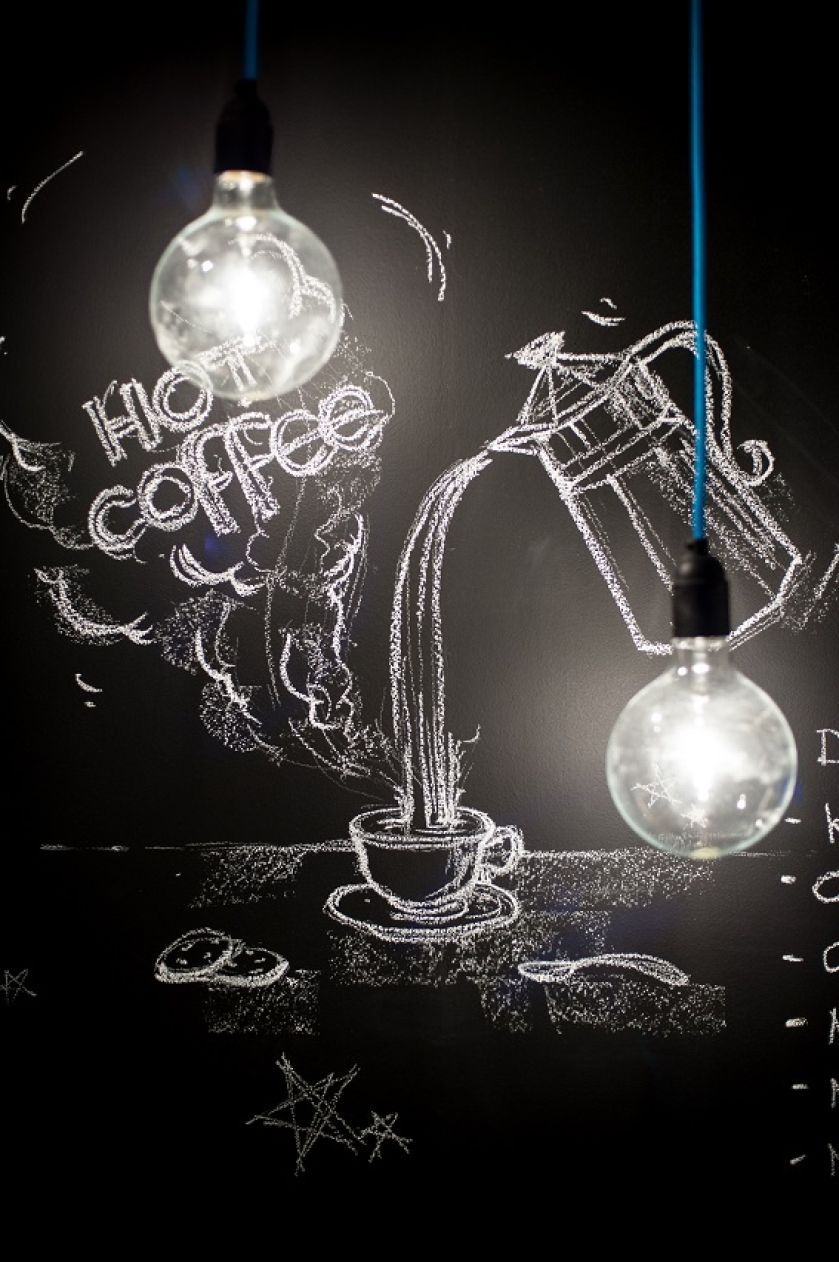 Ściana w kuchni pomalowana włoską farbą kredową marki Metropolis.