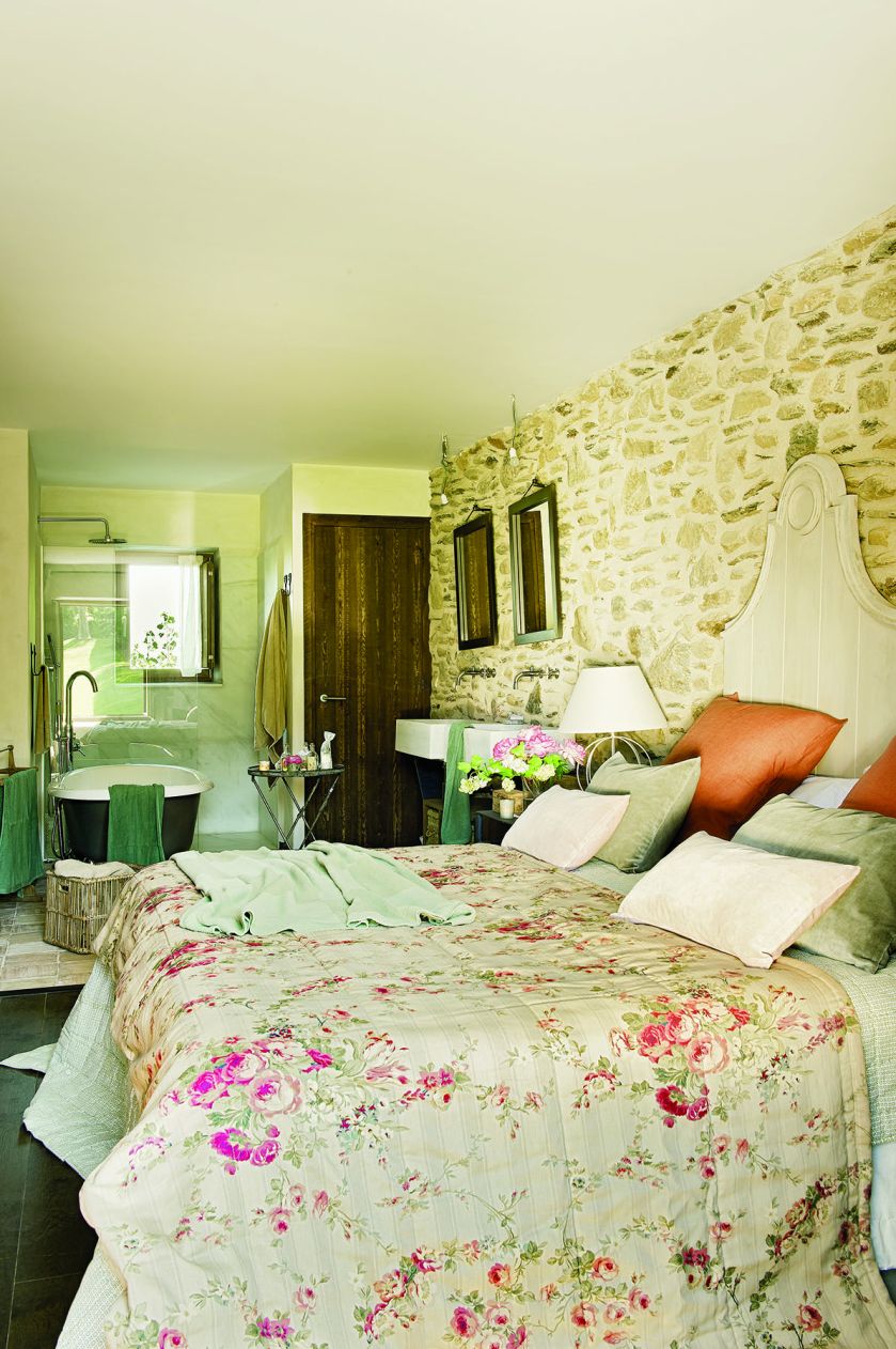 Niełatwo kupić kamienny dom w Pirenejach w stylu rustykalnym. Te najładniejsze przechodzą z pokolenia na