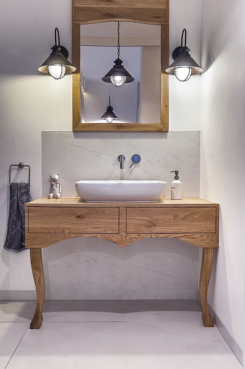 Styl skandynawski: biele błękity i szarości na tle drewnianej ściany. W domu pomieszano wiele stylów