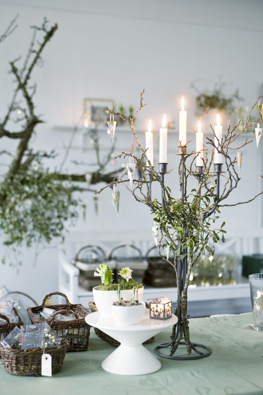 Świeczniki, eleganckie świece, porcelanowe kubki. A wszystko to rękodzieło, arcydzieło.