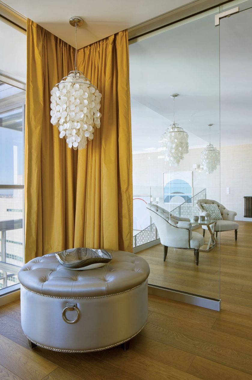 Takie widoki zobowiązują. Nowoczesny, luksusowy apartament został więc urządzony tak, żeby nic ich nie zasłaniało. Nawet