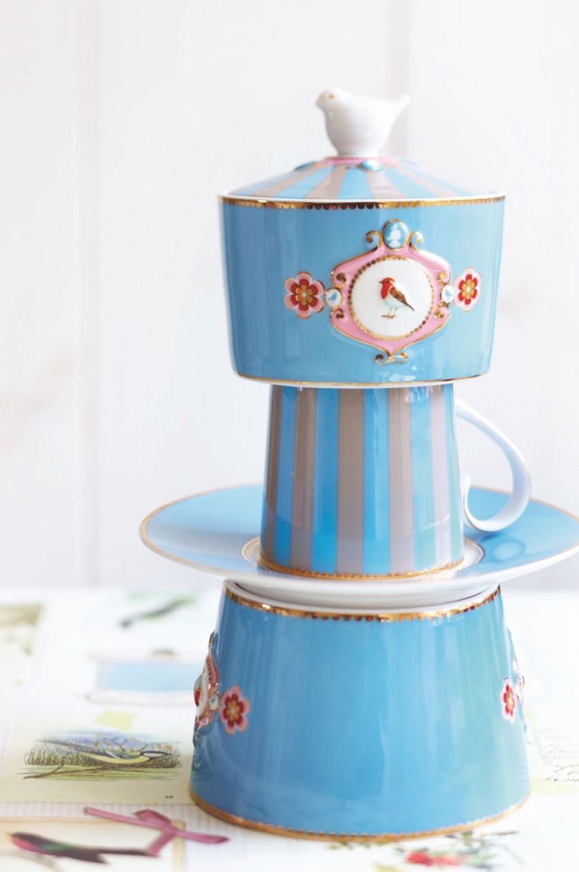 niebieskie filiżanki do kawy i herbaty