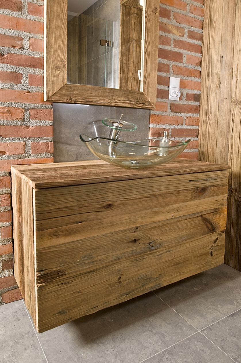 szafka łazienkowa z odzyskanego drewna