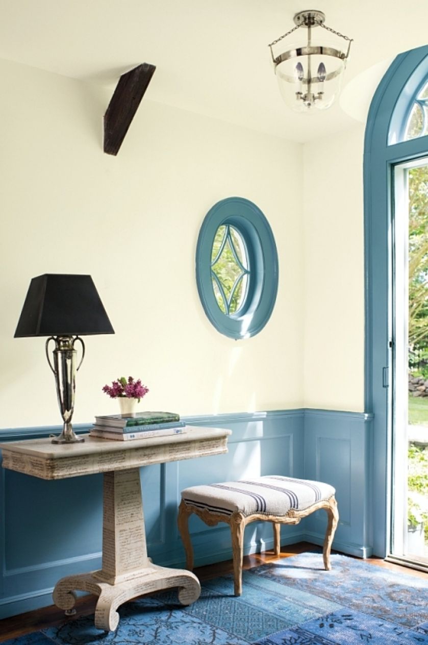 niebieskie drzwi wejściowe