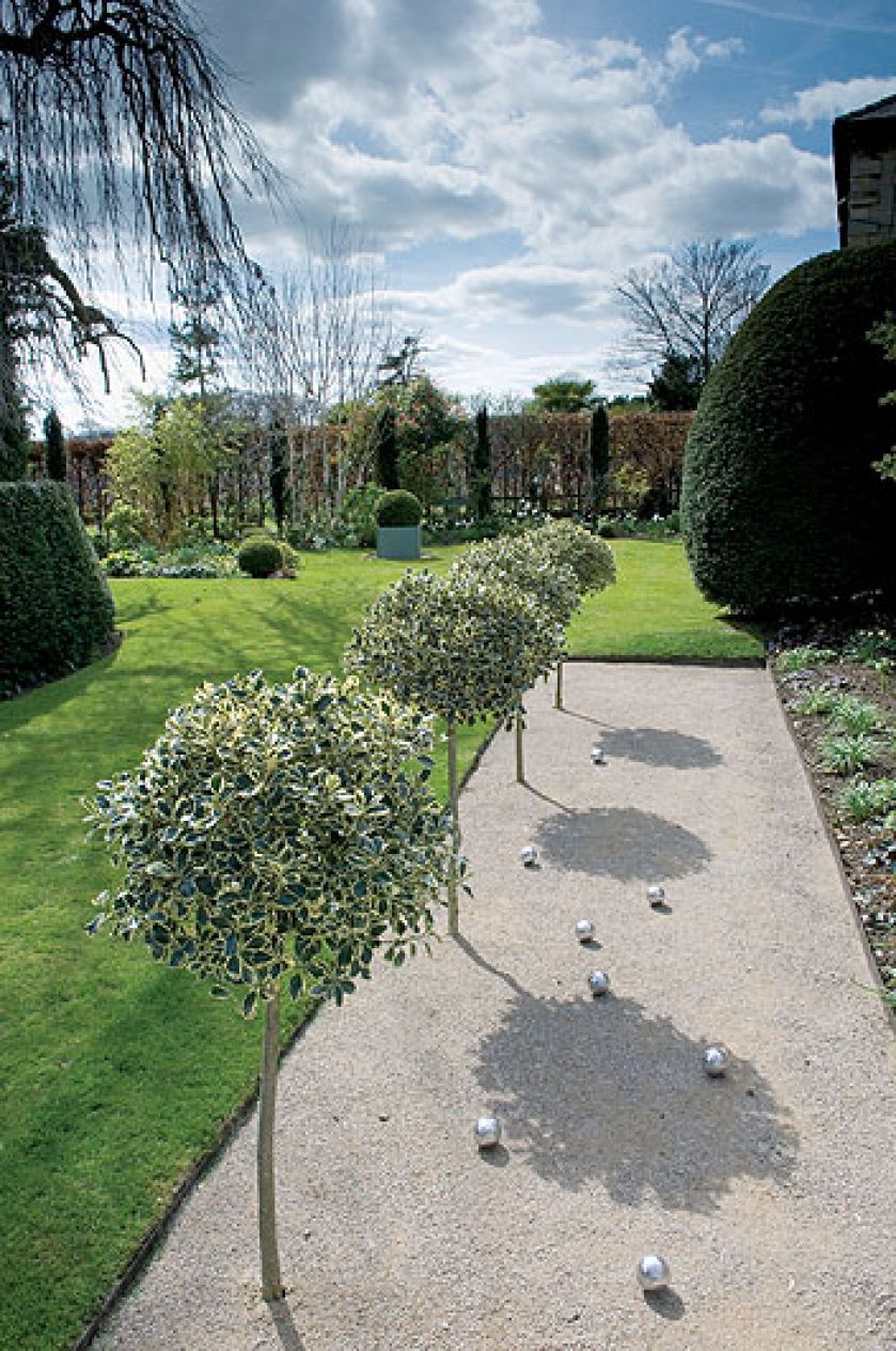 Boisko do gry w bule. Dziki park z ogrodem francuskim