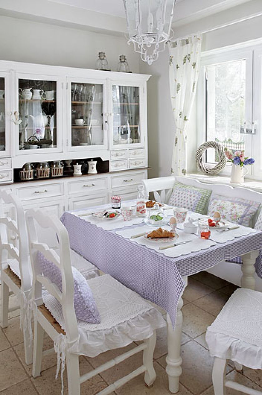 Ciepły, przytulny wystrój kuchni w angielskim stylu.