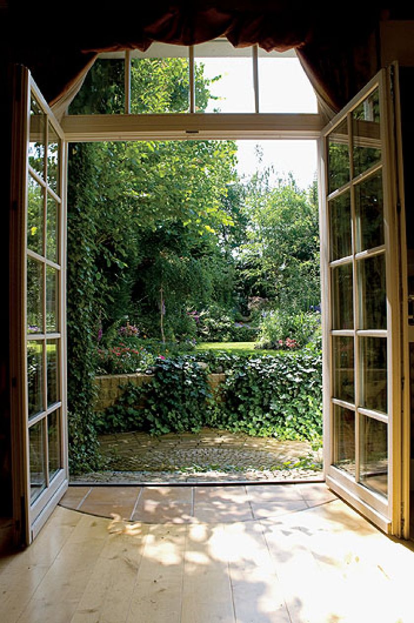 Co rusz schodki, nieduże placyki – już dawno pokrył je mech, dzięki czemu ogród jeszcze