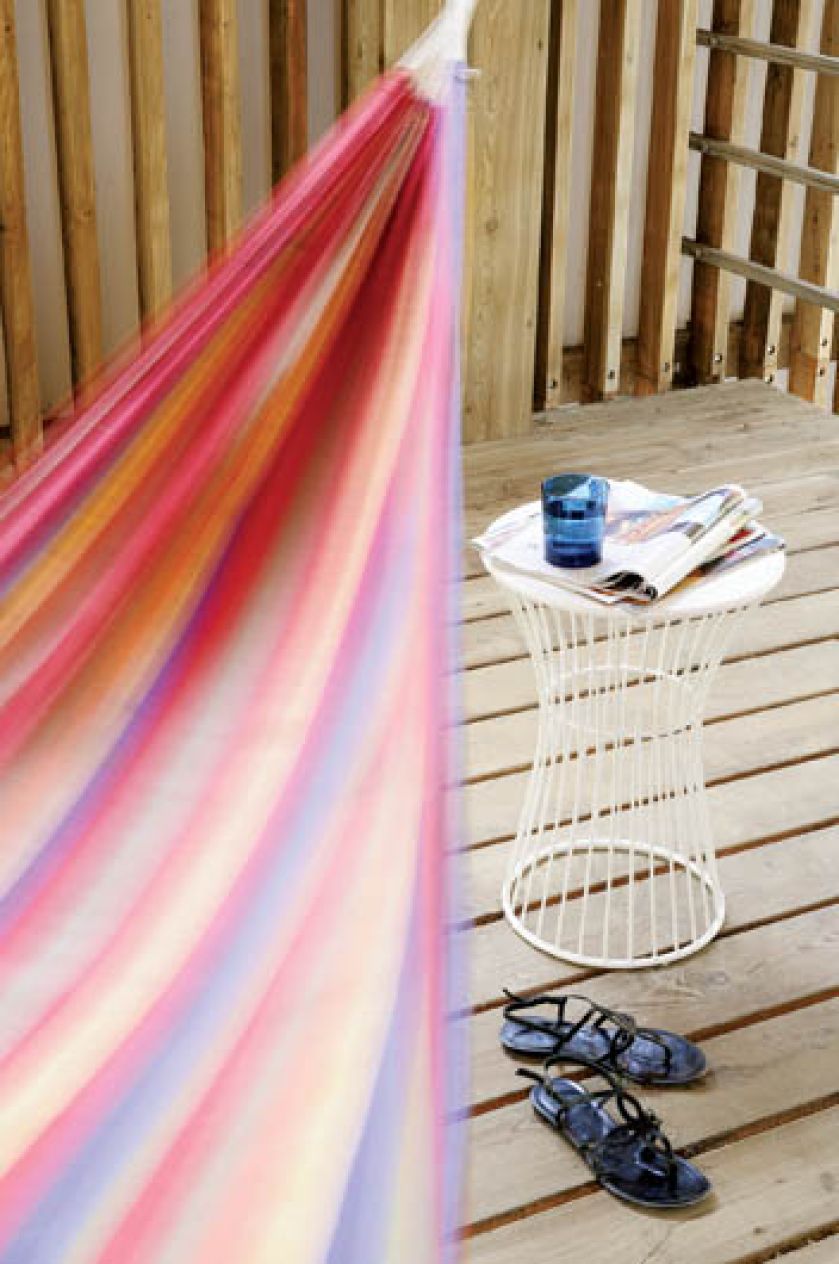 Do domu przechodzimy przez drewniany zadaszony prześwit bez ścian, z pomostem na wysokości piętra.