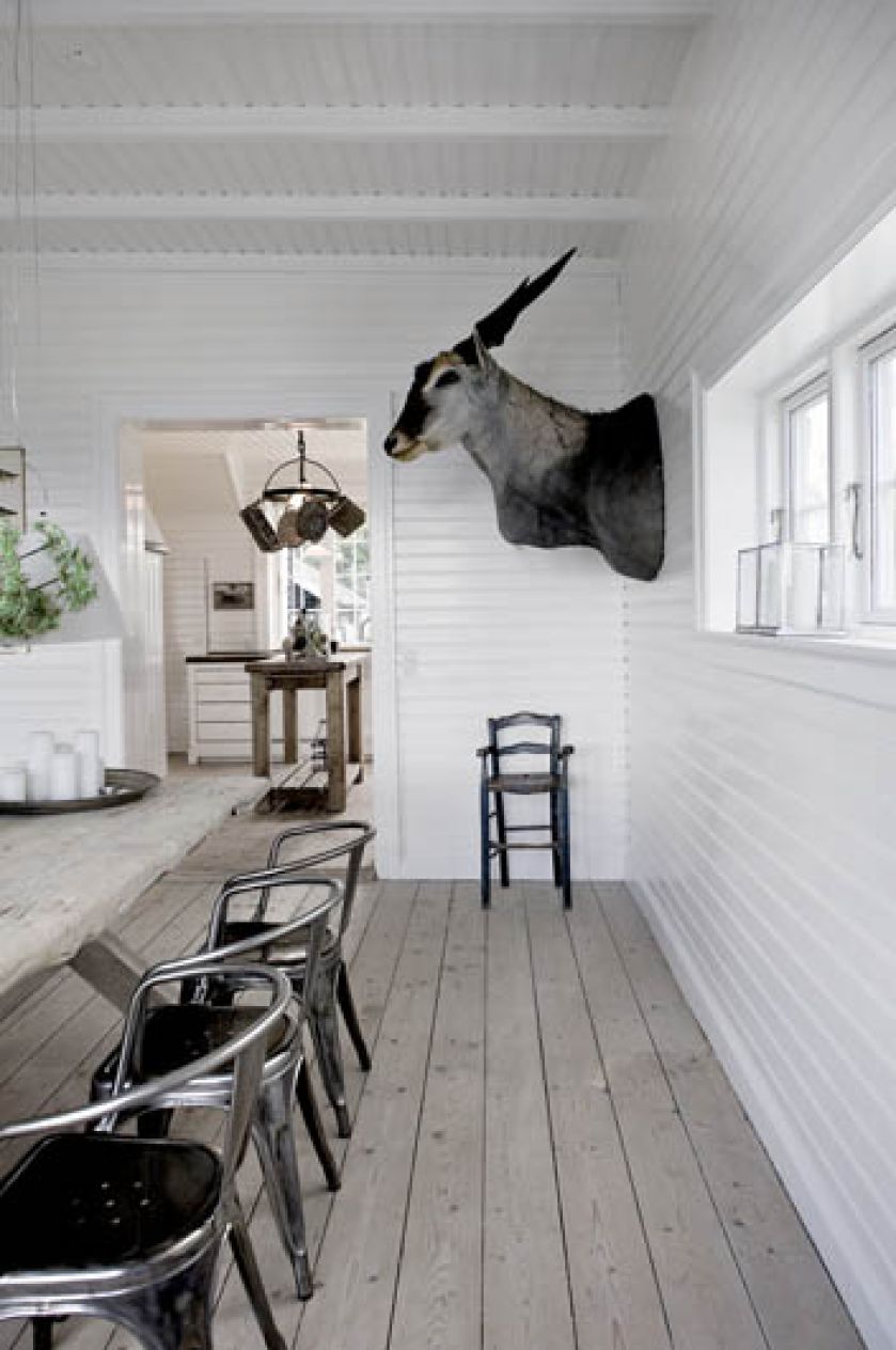 Do drewnianego stołu Thomas dokupił chromowane krzesła (od Fil de Fer) oraz wiszące lampy Botikken.