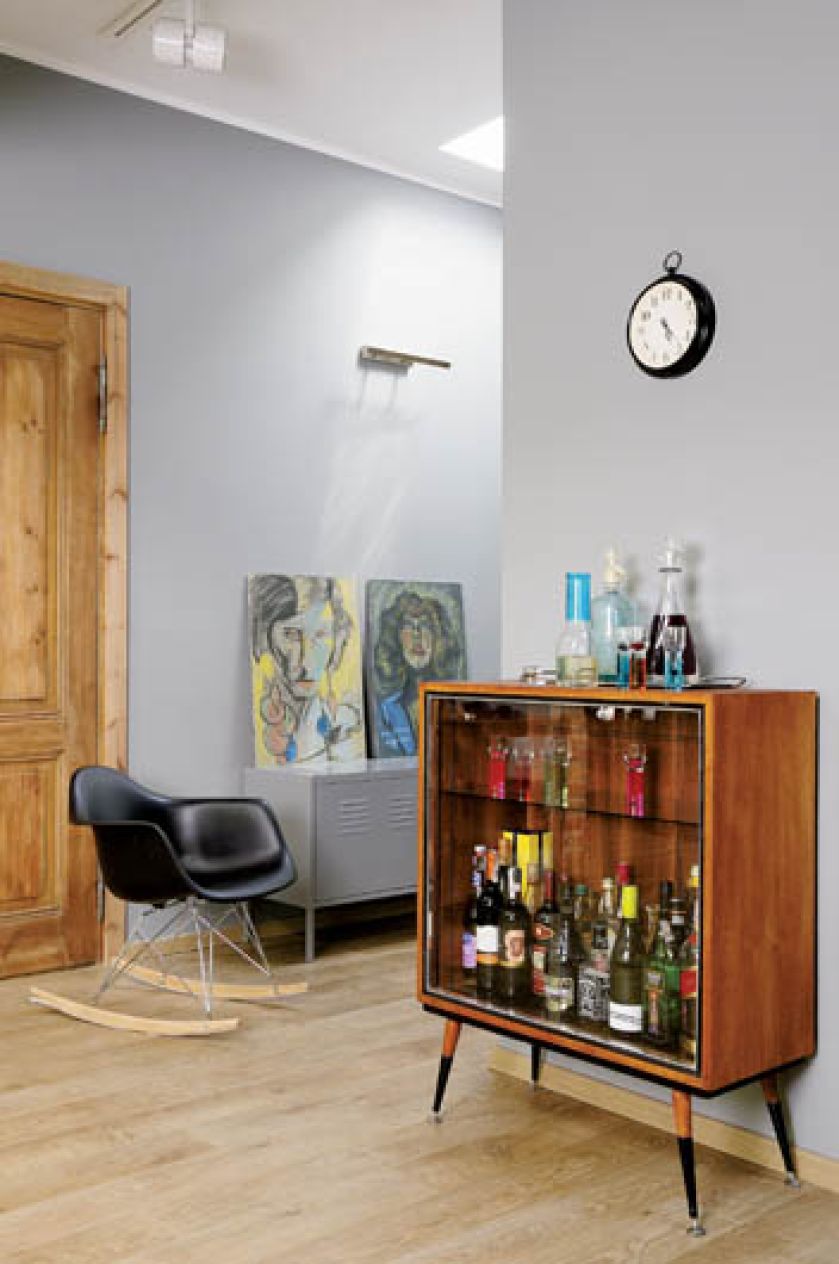 Do małej biblioteczki właścicielka dorobiła nożki z epoki i powstał barek.