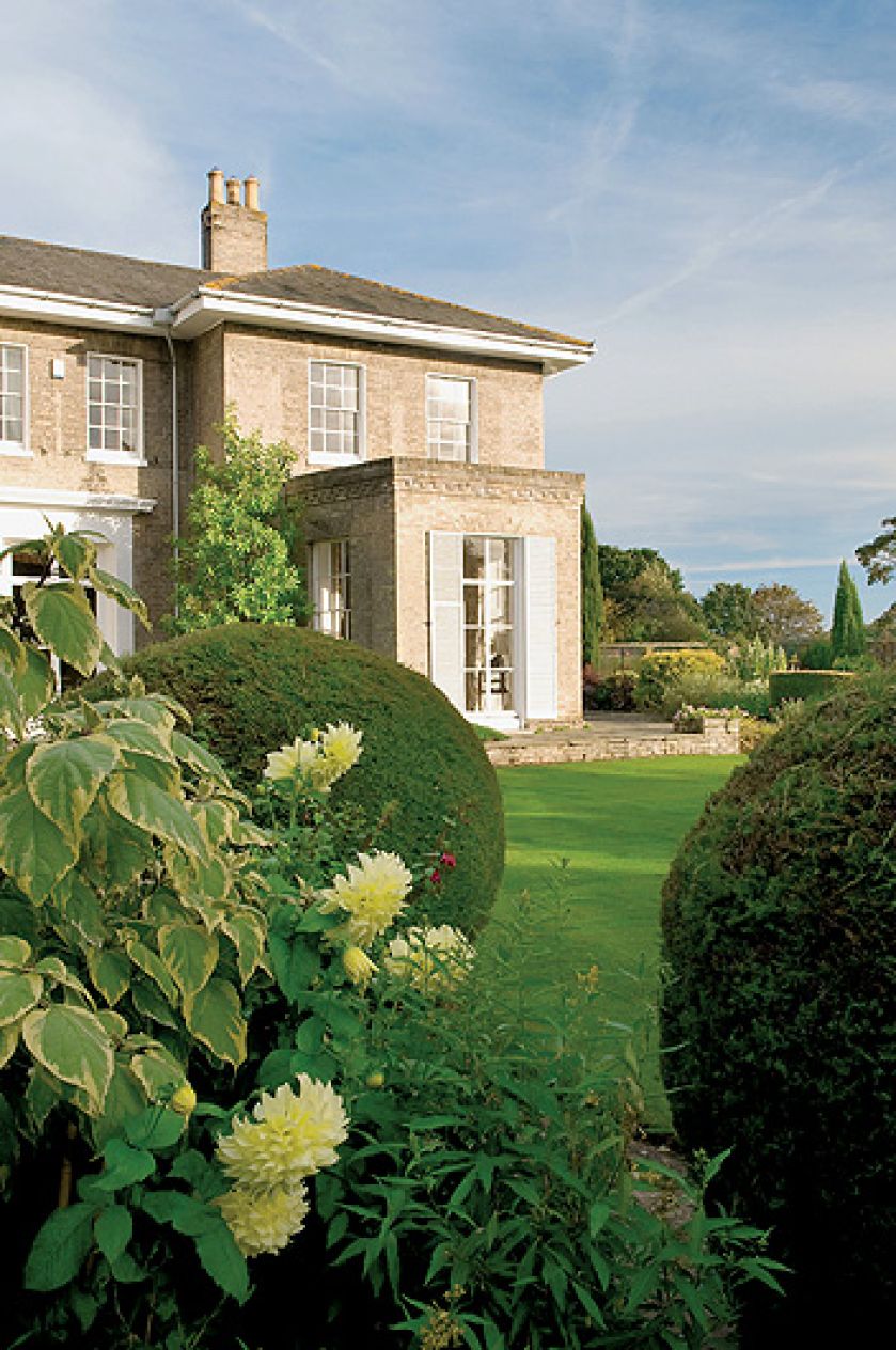 Dom z 1832 roku. Ogród z tujami