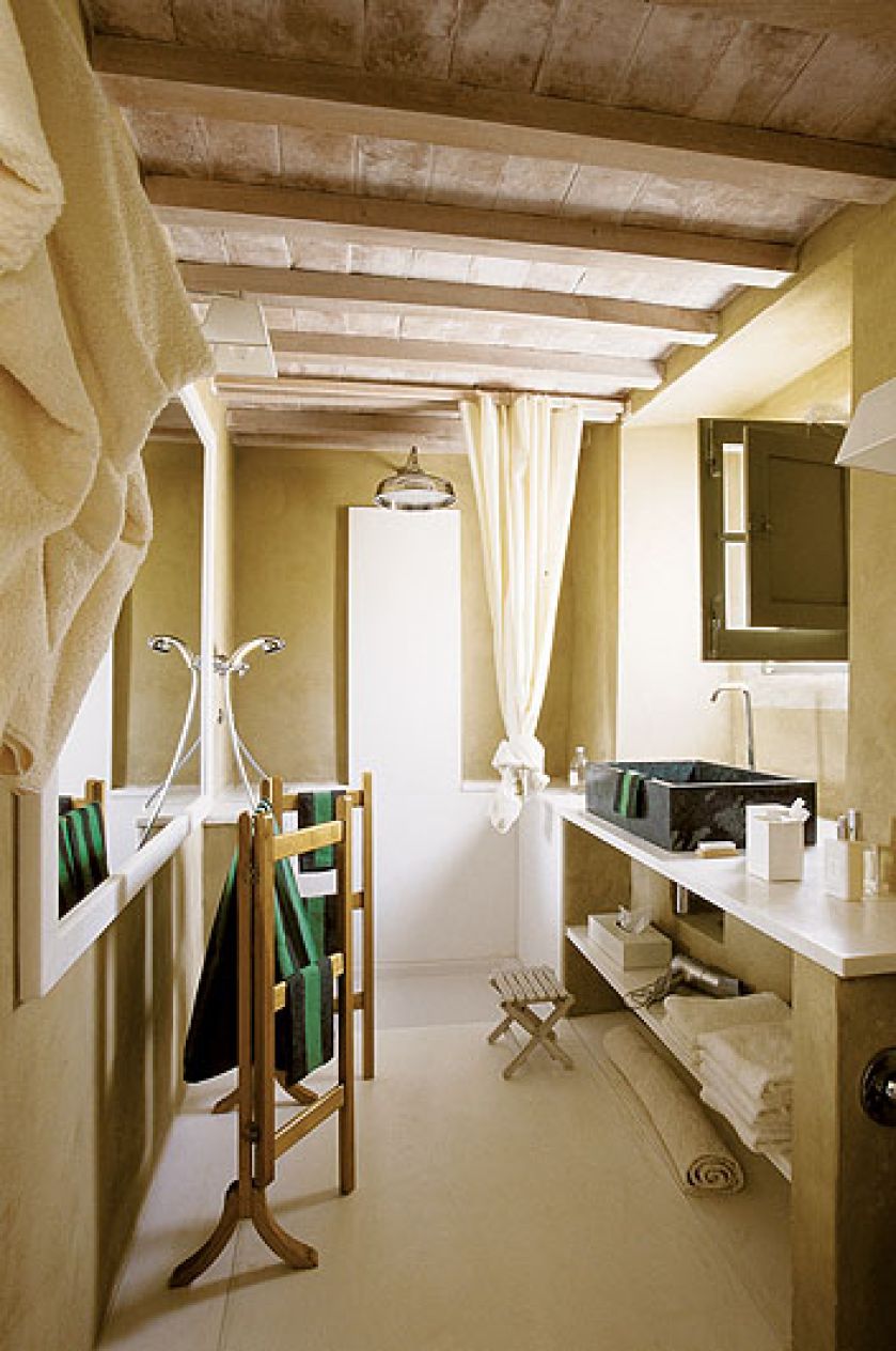 Drewniane meble komponują się z kamiennym blatem i nowoczesną umywalką.