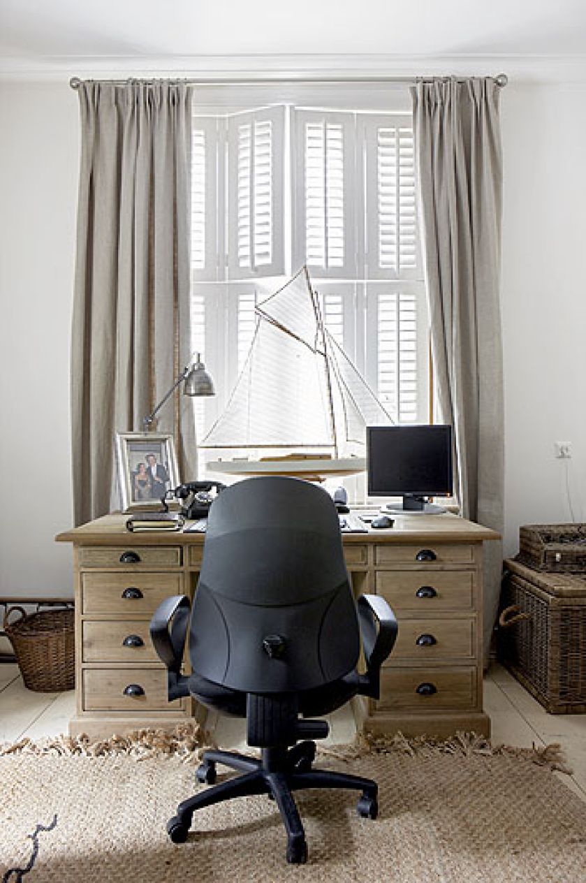 Drewniane, specjalnie postarzane biurko.