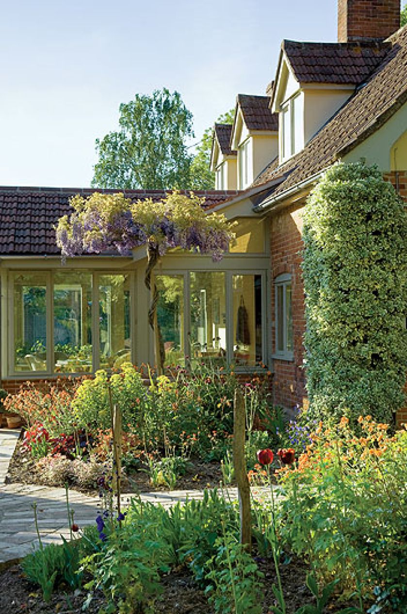 Dwa hektary otoczone wodą, z resztkami starych ceglanych murów, różanymi pergolami, równiutkimi żywopłotami. Im dalej