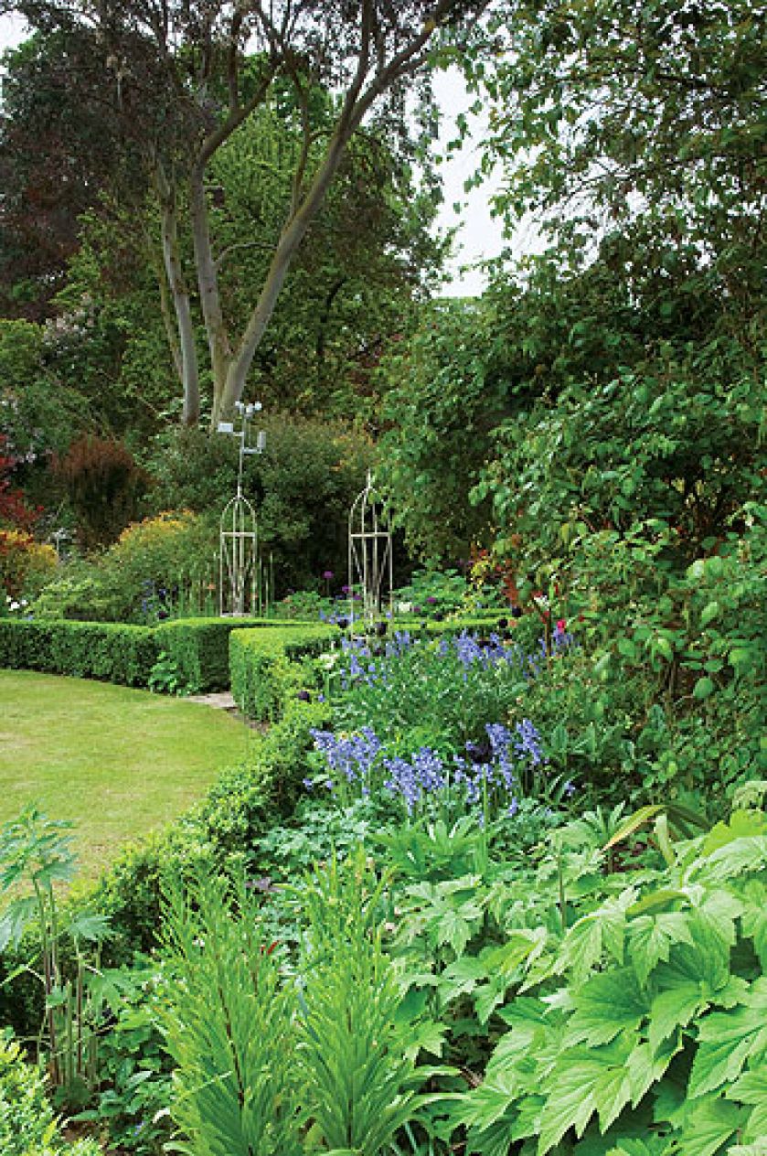 Dwa hektary otoczone wodą, z resztkami starych ceglanych murów, różanymi pergolami, równiutkimi żywopłotami. Im dalej