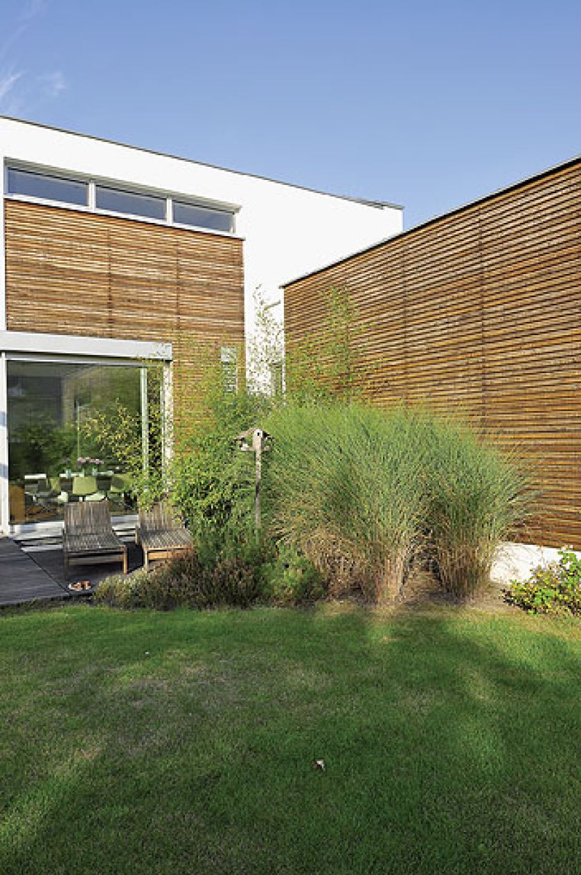 Działka jest prostokątem, dom powstał na planie litery L z mnóstwem poziomych i pionowych linii, ogród zaplanowałam więc w