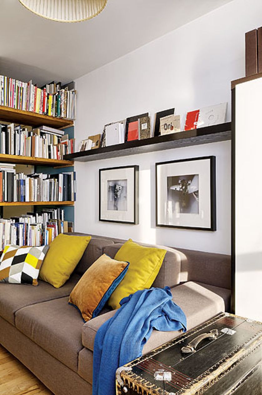 Fotografie Mariusza wiszą nad kanapą, a ksiązki Kasi oprawion są w grube ramy.