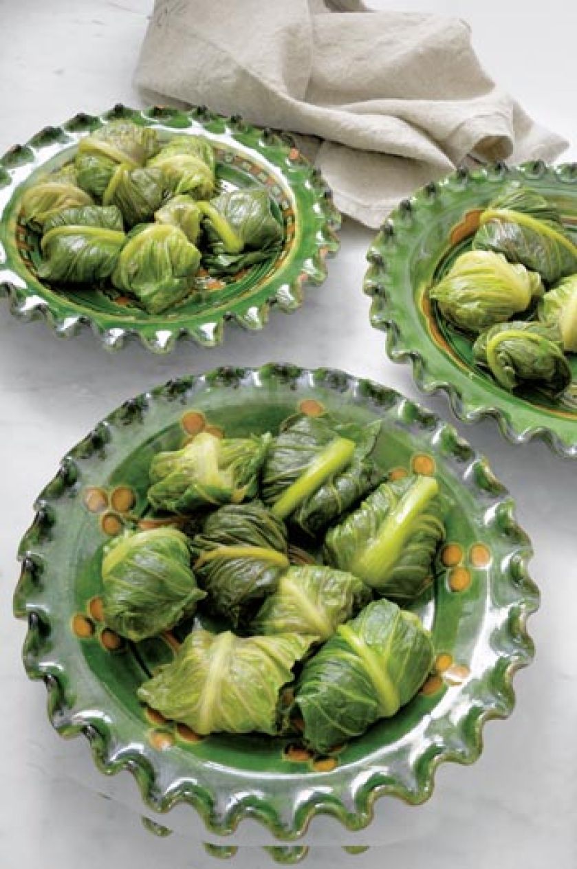 Gołąbki z rzymskiej sałaty najlepiej smakują z sosem pomidorowym.