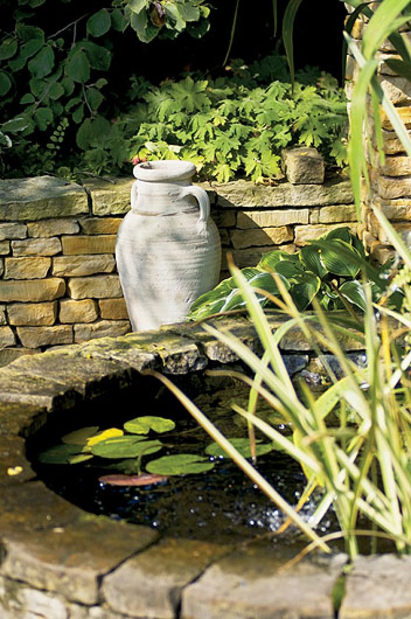 Grecka waza przy źródełku. Park w miniaturze