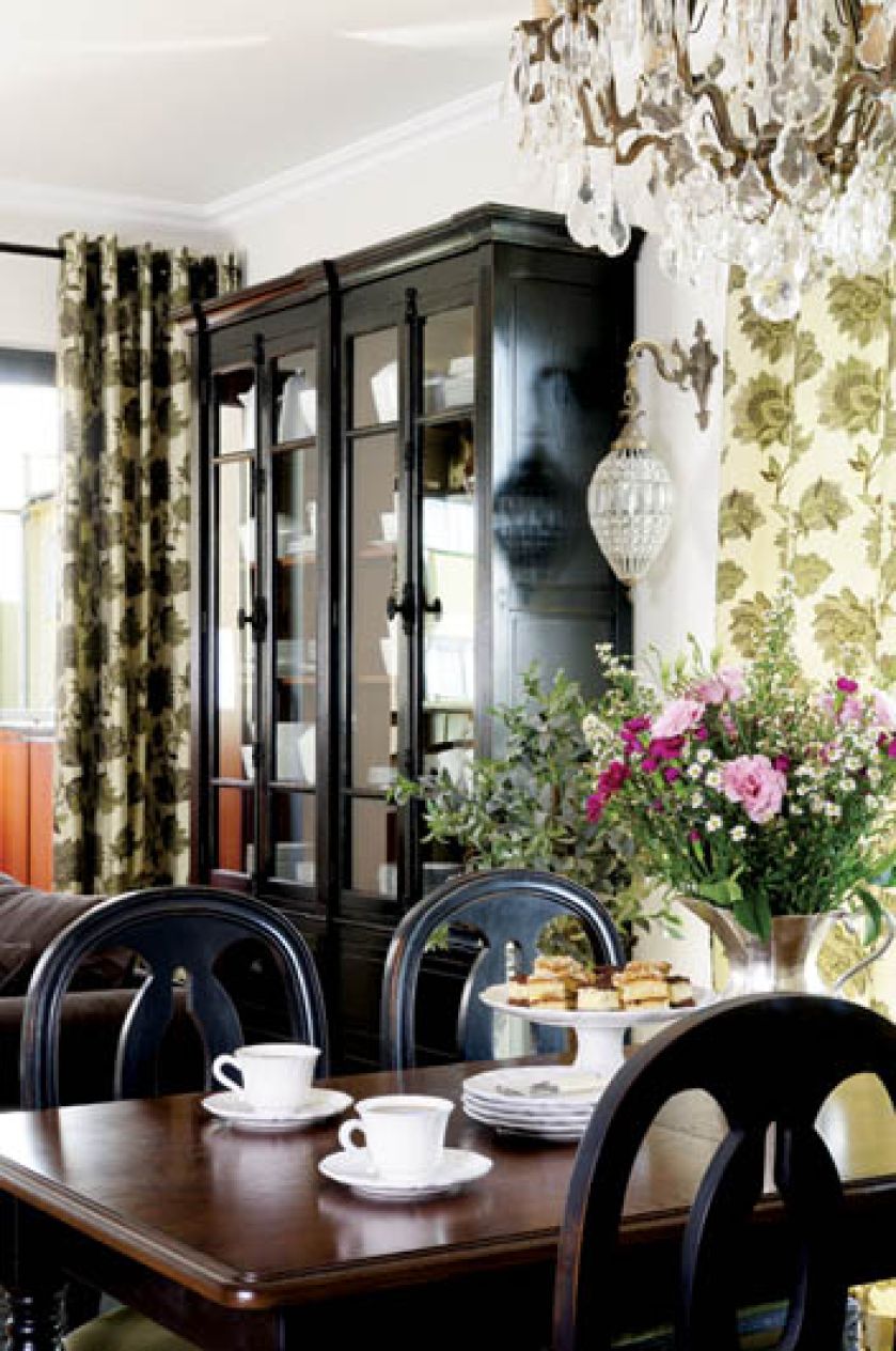 Honorowe miejsce w salonie zajmuje stylowy kredens.