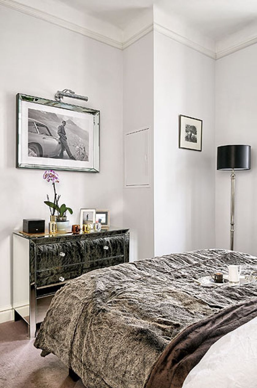 Jej ozdobą jest lustrzana komoda. Klasyka i nowoczesność