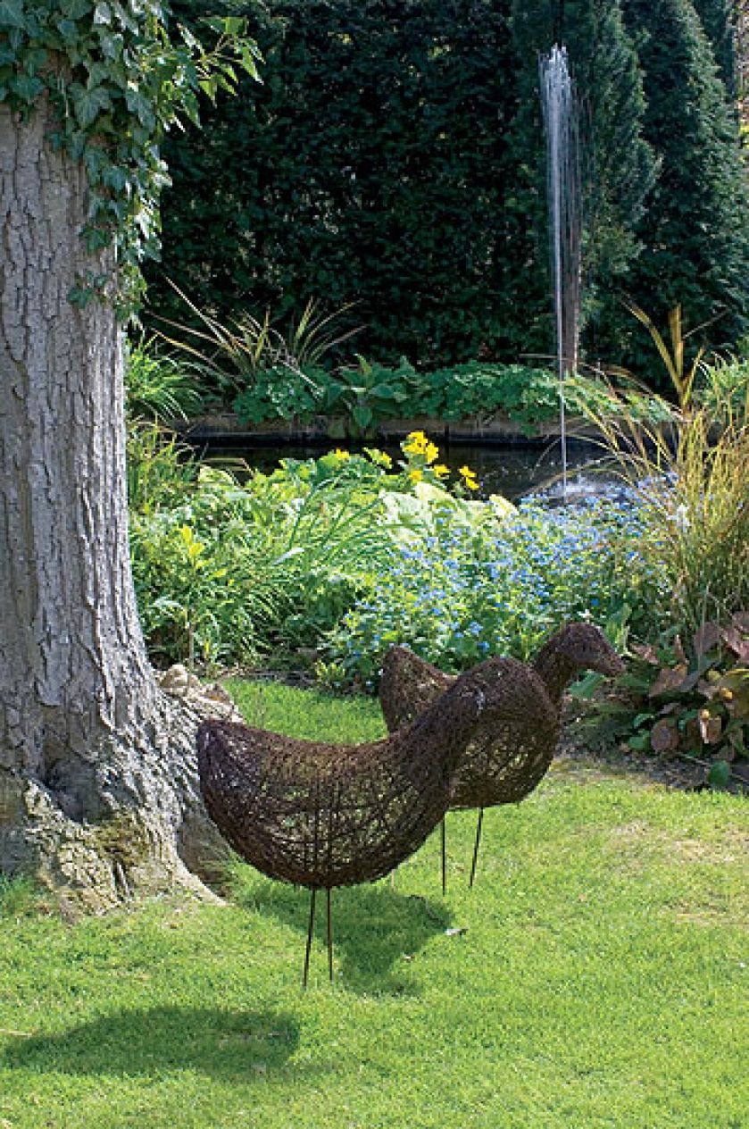 Kaczki-rzeźby zrobione z wikliny tworzą sielską atmosferę.