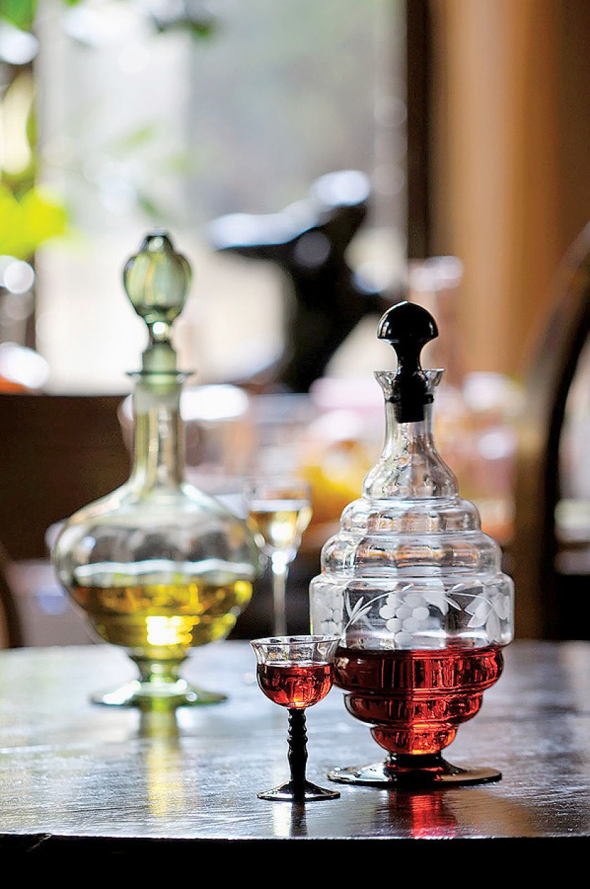 Karafka i kieliszek ze szkła kryształowego z trawionym rysunkiem.