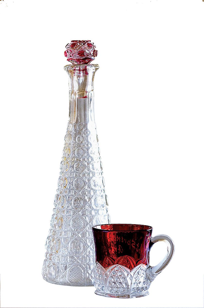 Karafki ze szkła ciętego i barwionego.