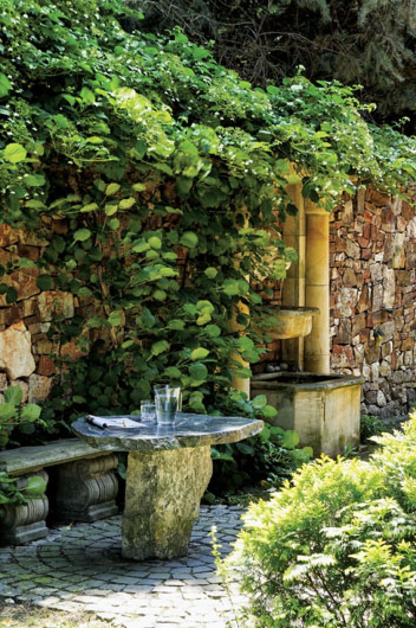 Kominek i dwa grile to sprzęty niezbędne w letniej kuchni. Ogród miłosników podróży i gotowania.