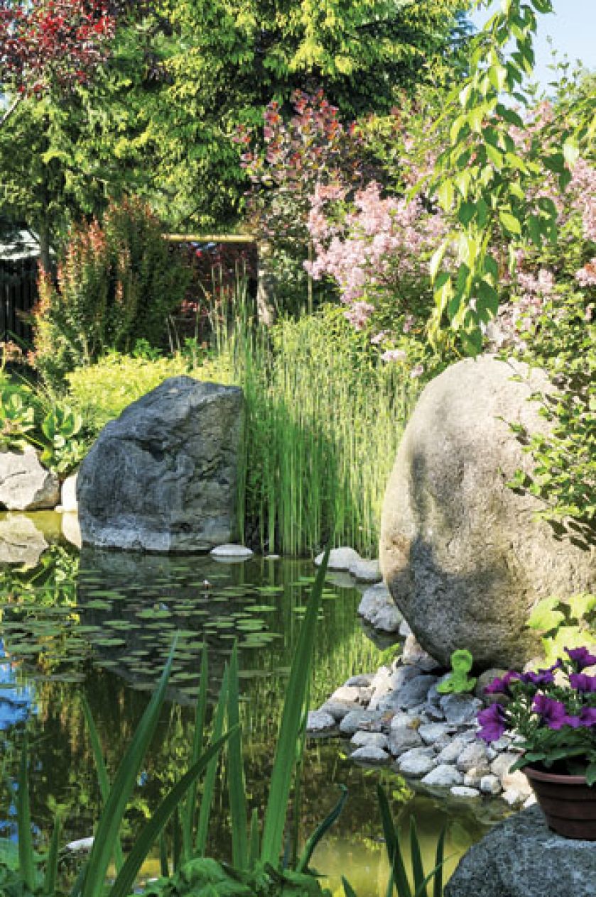 Kominek i dwa grile to sprzęty niezbędne w letniej kuchni. Ogród miłosników podróży i gotowania.