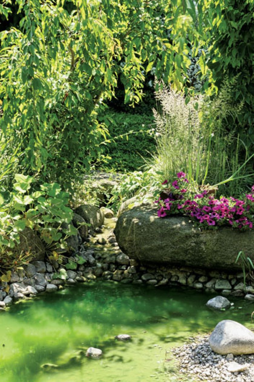 Kominek i dwa grile to sprzęty niezbędne w letniej kuchni. Ogród miłosników podróży i gotowania.