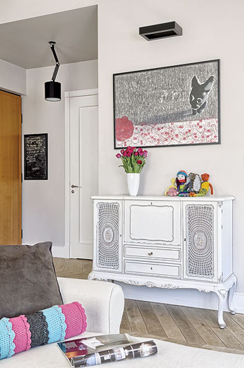 Komoda z lekką nutą Orientu. Mieszkanie zrobione na szydełku