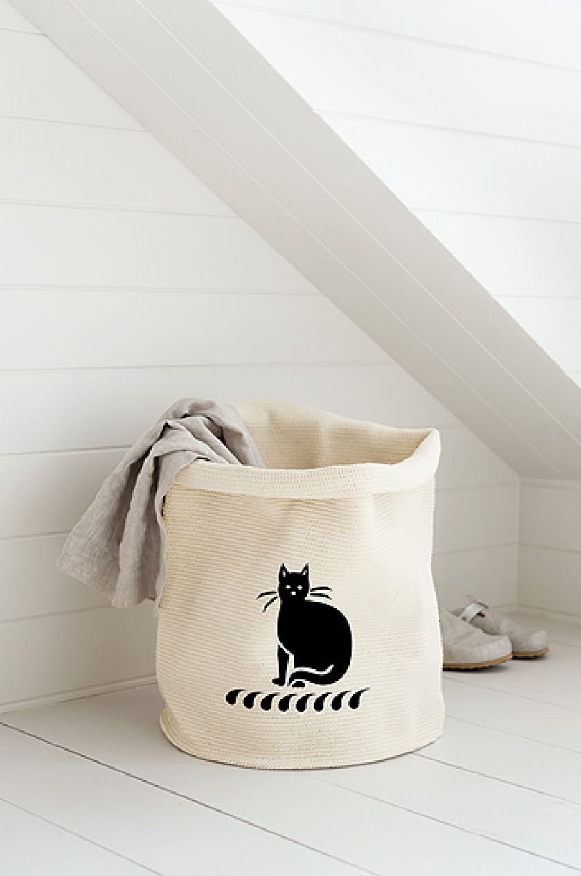 Kot na worku na brudną bieliznę. Kot na ścianę - szablon do malowania