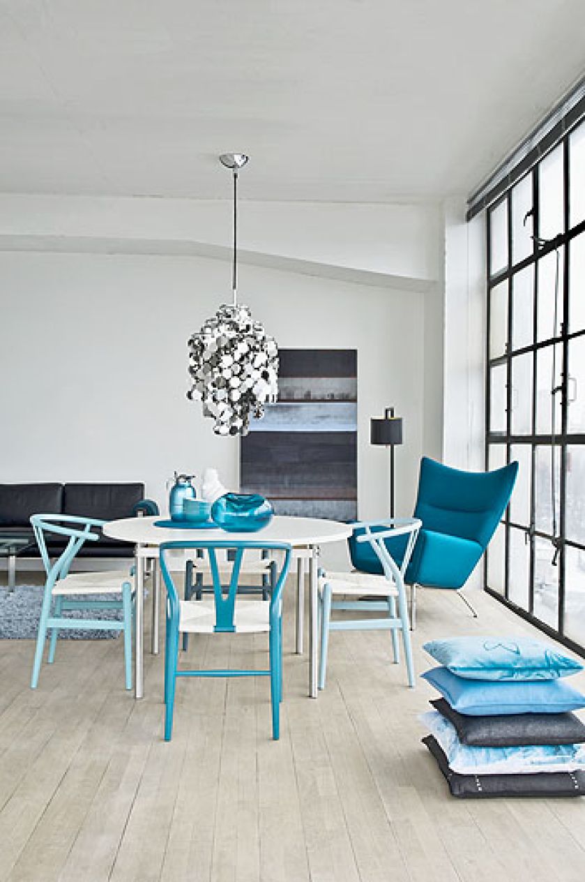 Krzesła w różnych kolorach dodadzą jadalni charakteru. CARL HANSEN
