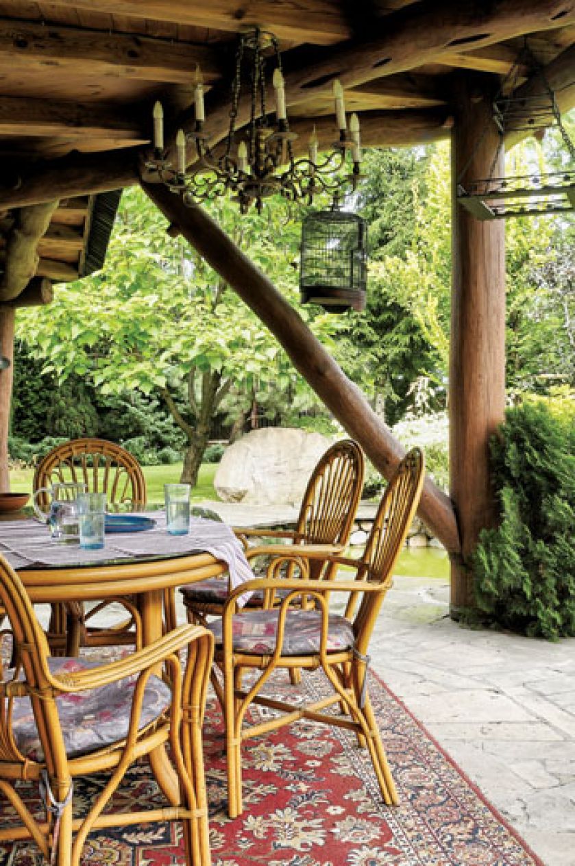 Letni pokój nad stawikiem. Ogród urządzony z pasją