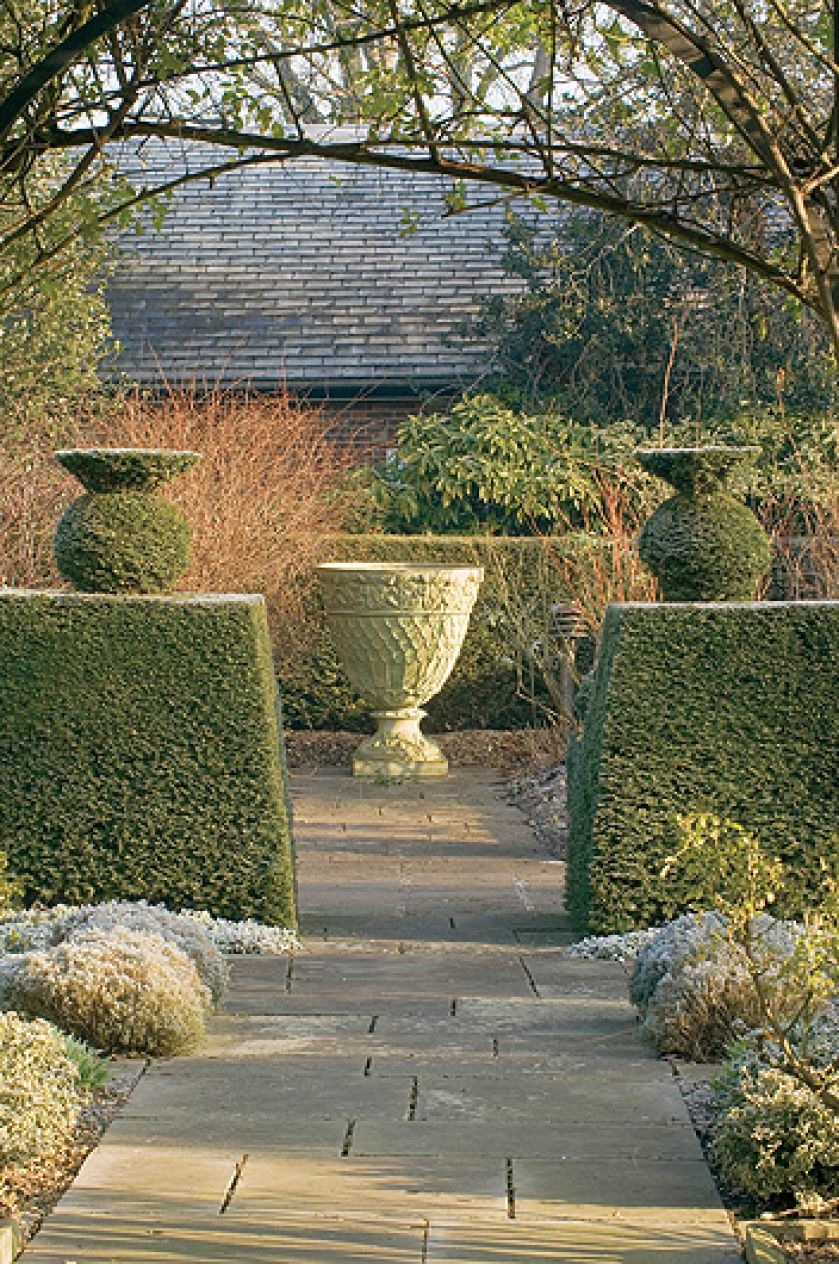 Mała architektura ogrodowa. Ogród w zimowym śnie