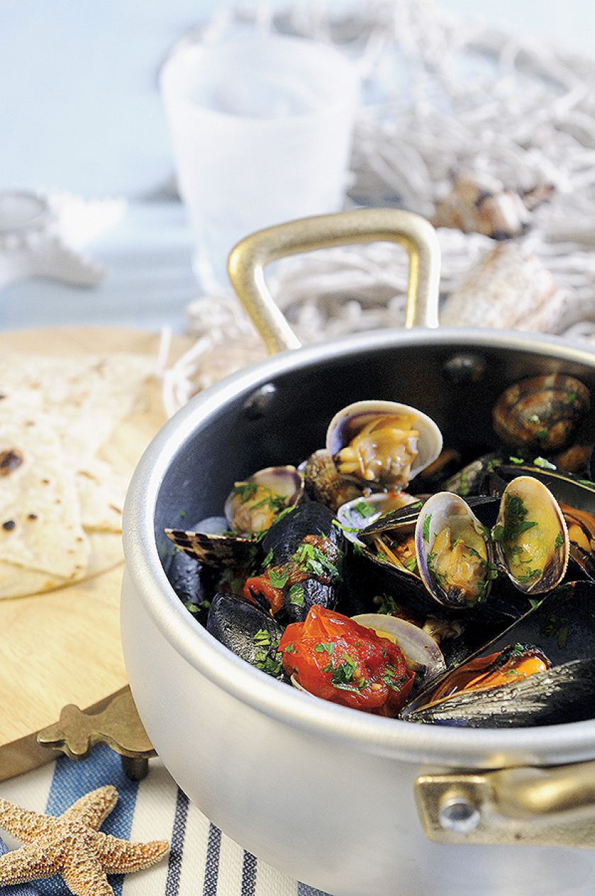 Mule i małże z pomidorami w białym winie