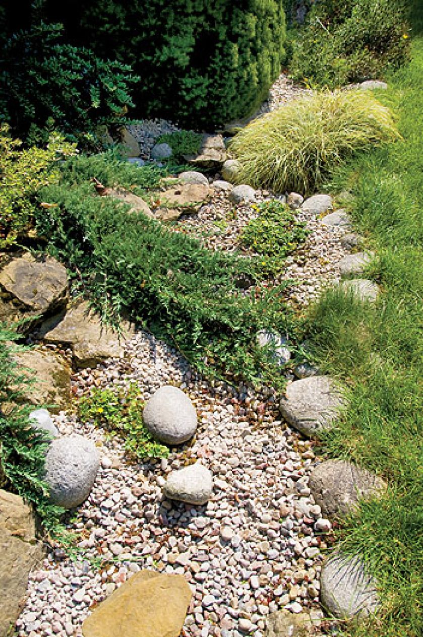 Najpierw można podumać nad strumykiem. Potem poczytać na ławce przy fontannie. A na koniec pooglądać karpie w stawie. Ten