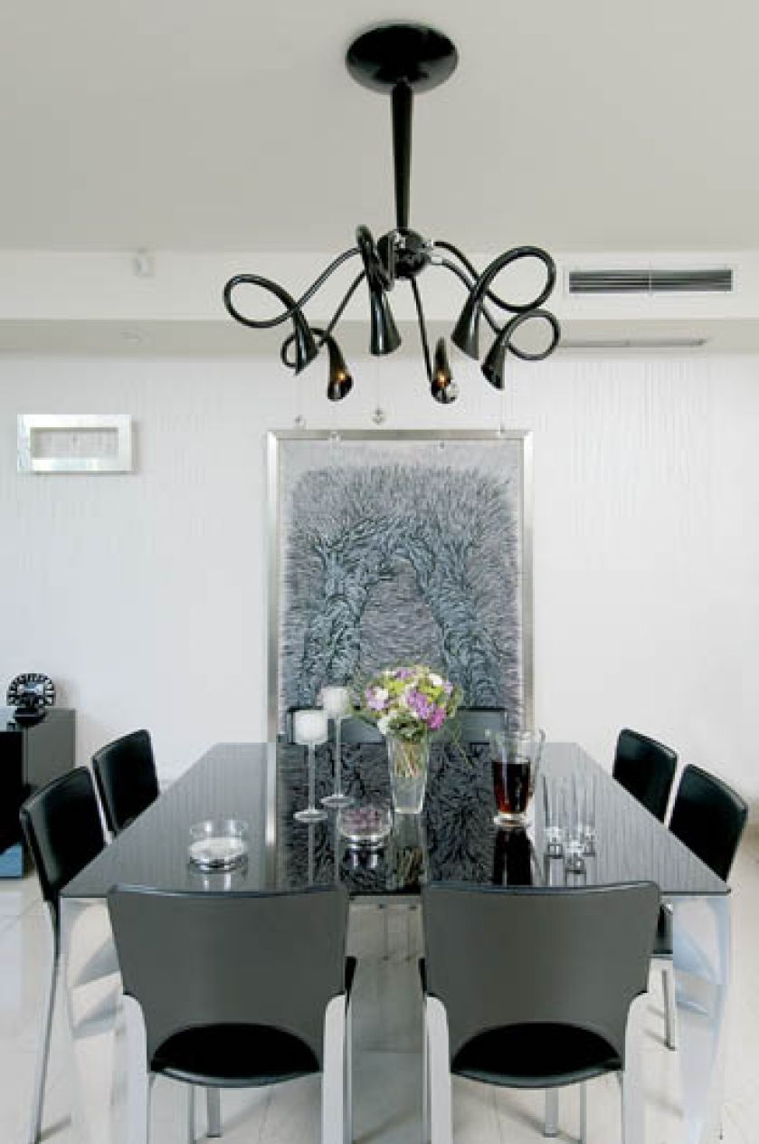 Nowoczesny stół w jadalni. Zielony zaułek w mieście