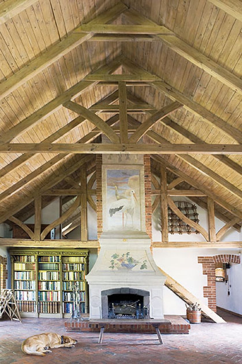 Odbudowany spichlerz historyka sztuki i projektanta wnętrz. Dom wyrasta wprost z krajobrazu, jest jego częścią.