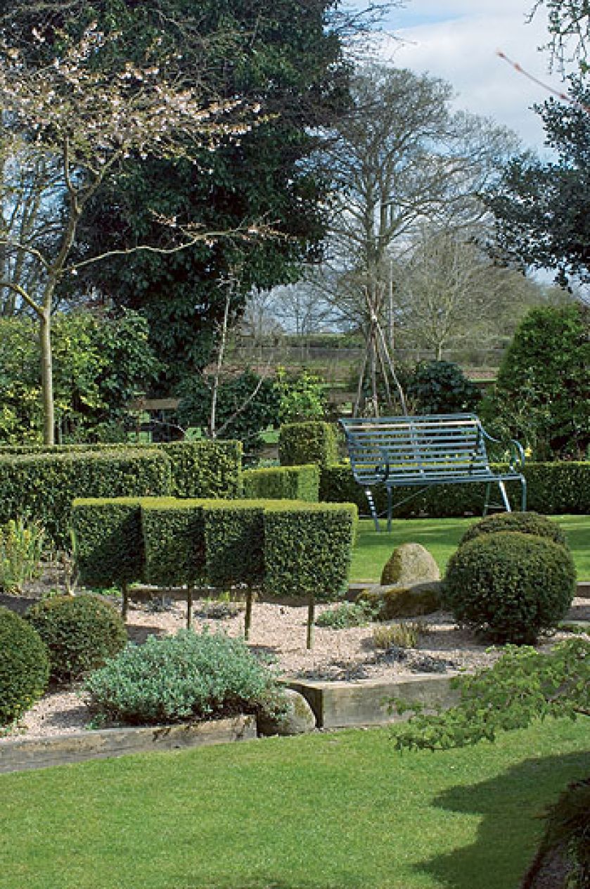 Ogród w stylu francuskim. Dziki park z ogrodem francuskim