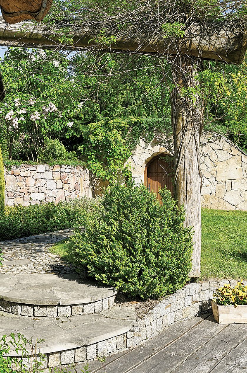 Ogród ze stawem, altankami i ławeczkami do dumania.