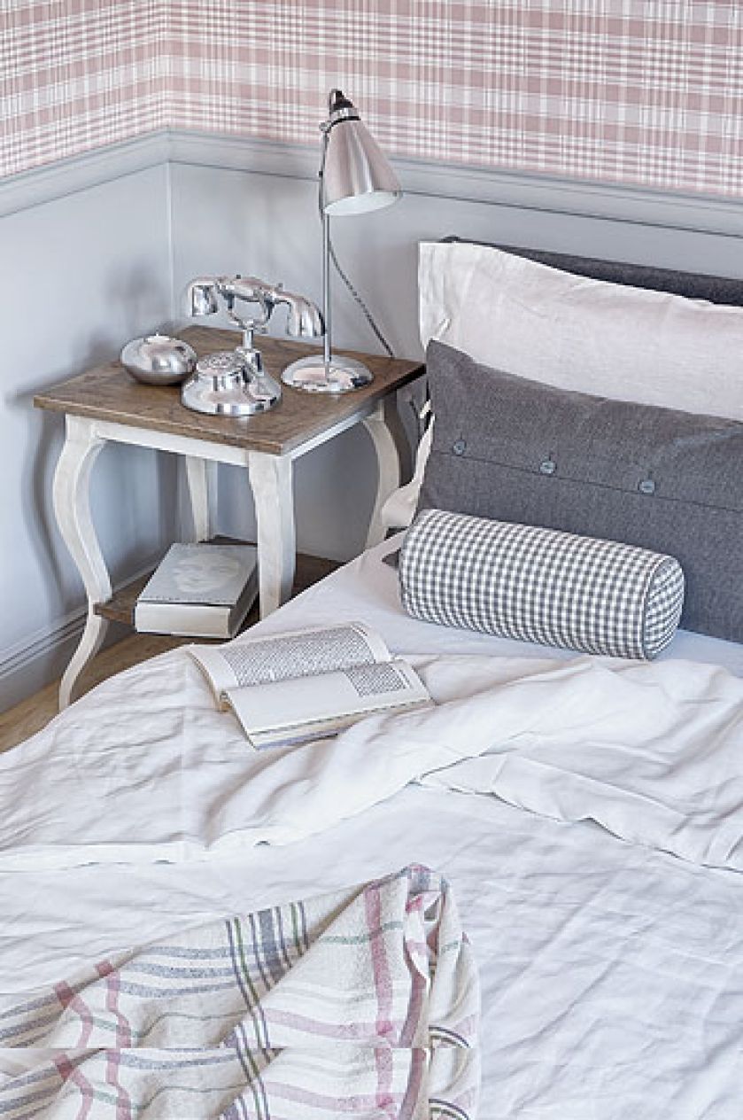 Pomysł na dom zrodził się podczas wakacji nad morzem. Jest spokojny, w kolorach piasku, z