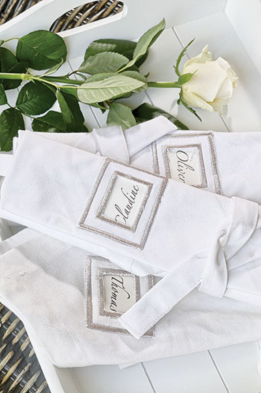 Pomysł na dom zrodził się podczas wakacji nad morzem. Jest spokojny, w kolorach piasku, z