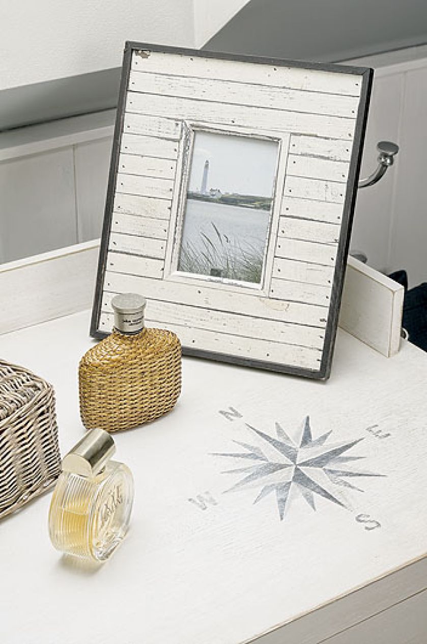 Pomysł na dom zrodził się podczas wakacji nad morzem. Jest spokojny, w kolorach piasku, z