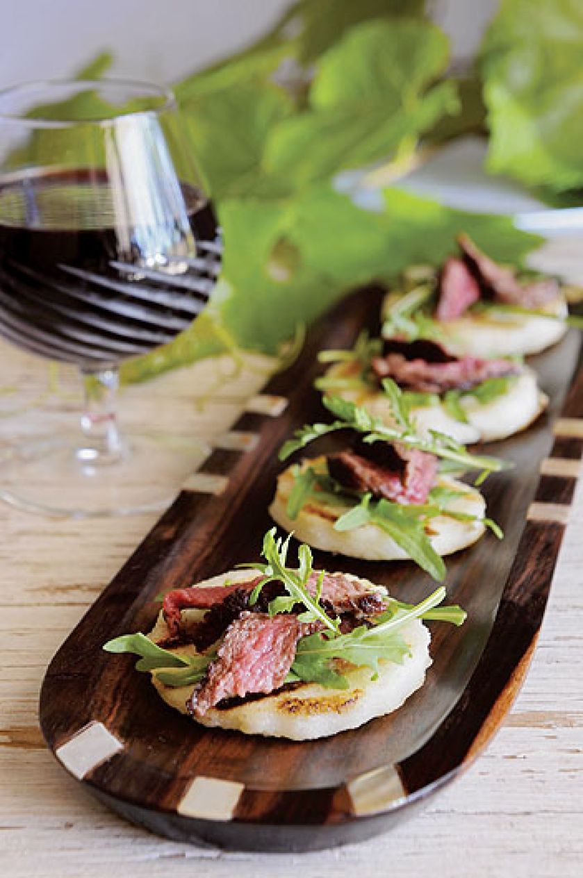 Racuchy z rukolą i stekiem wołowym