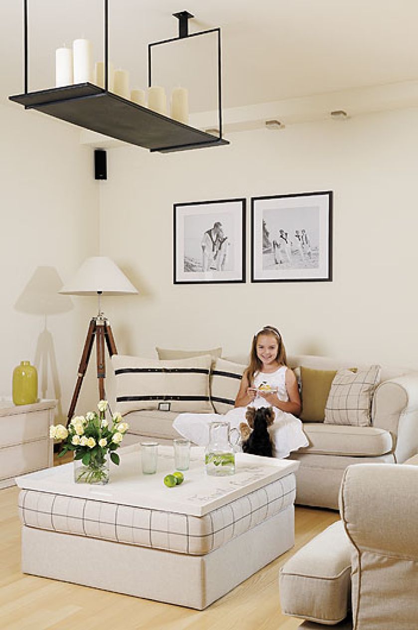 Salon zaprojektowała Bożena Kocój. Dom w stylu american beach