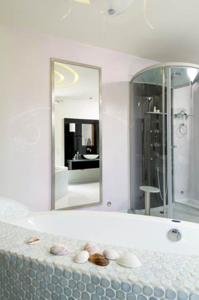 Ściany, Ania Pabisiak, studentka ASP, wymalowała w pastele delikatnie przechodzące jedne w drugie.